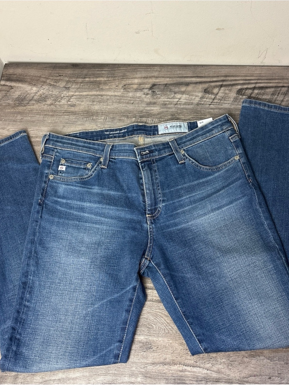 Ag Adriano Goldschmied Women's Medium Blue Straight Leg Jeans size 31R